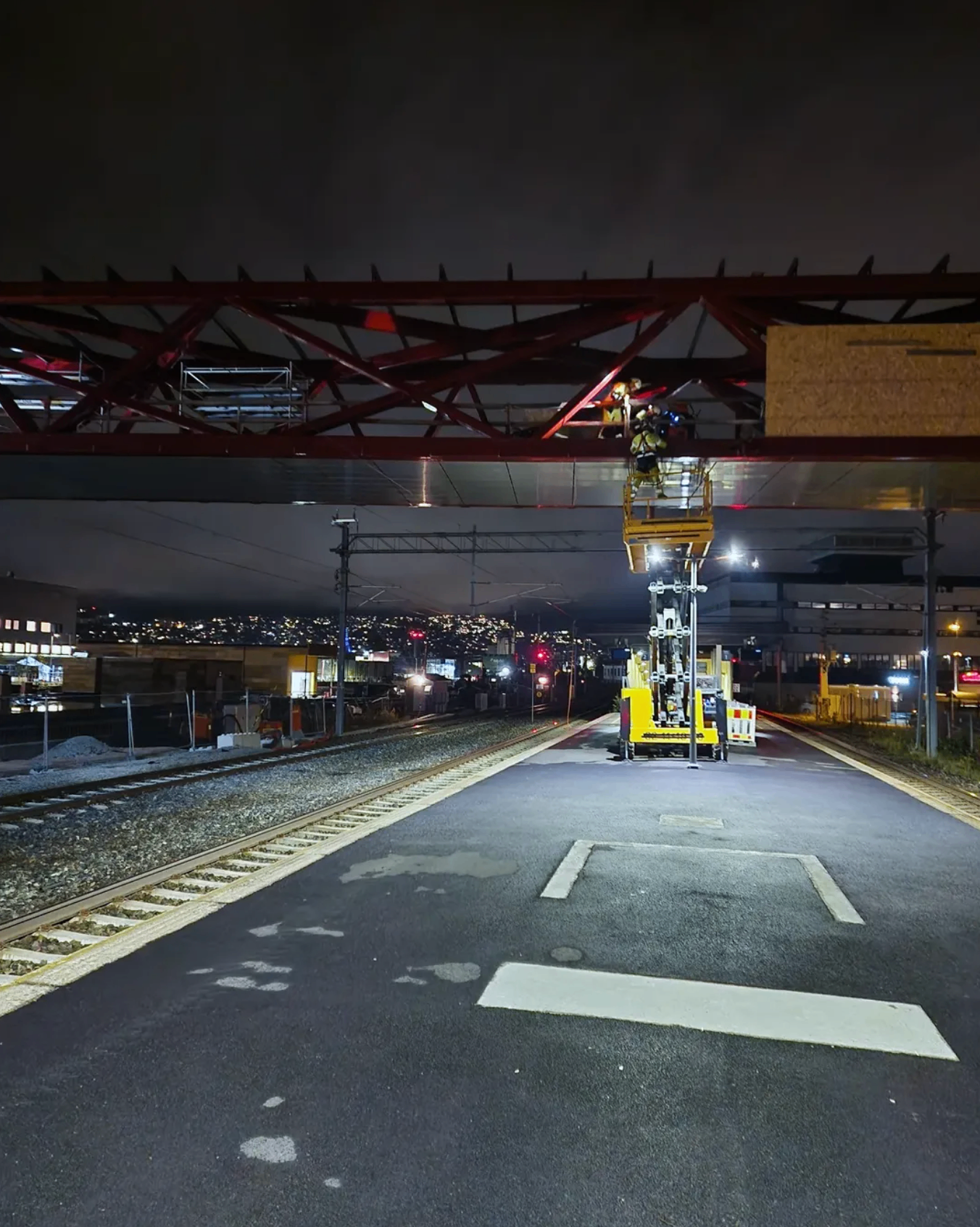Nattarbeid på stasjon med lift og montasje
