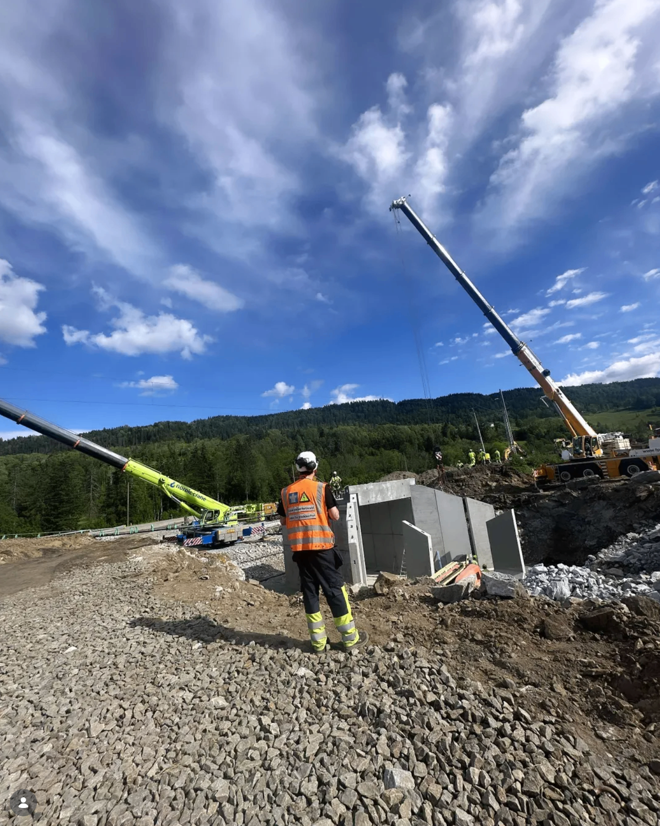 Anleggsarbeid ved jernbanen med kran og montasje